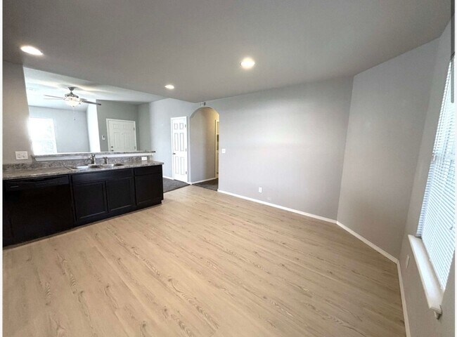 Building Photo - 3/2 in Hickory Creek!