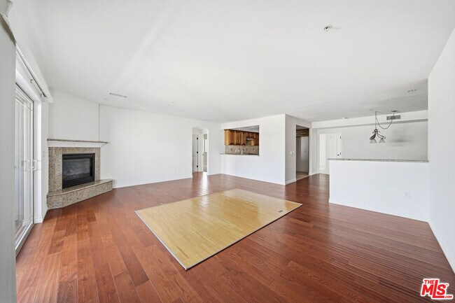 Building Photo - 4733 Elmwood Ave