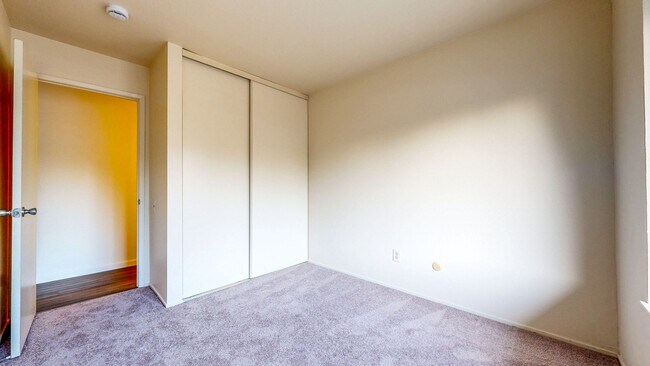 Building Photo - Bright 4 Bedroom 2 Full Bathroom Home with 2 Car Garage!