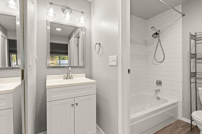 Building Photo - Spacious 2-bed 2-bath condo in Everett