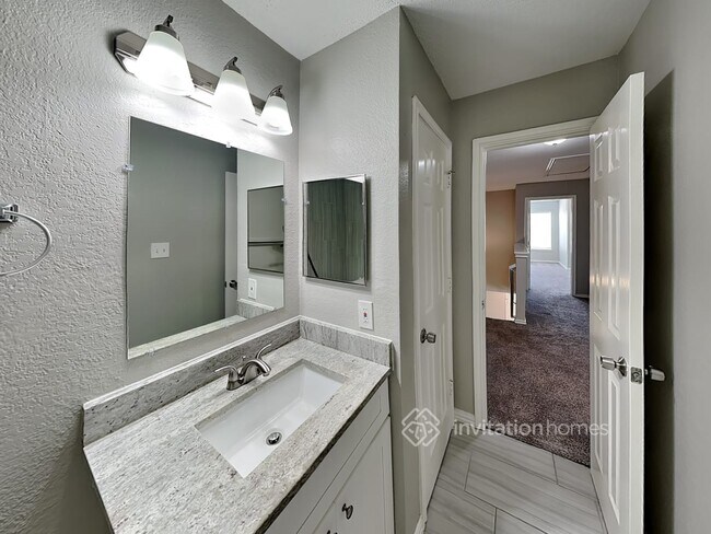 Building Photo - 12002 Peachtree Ln