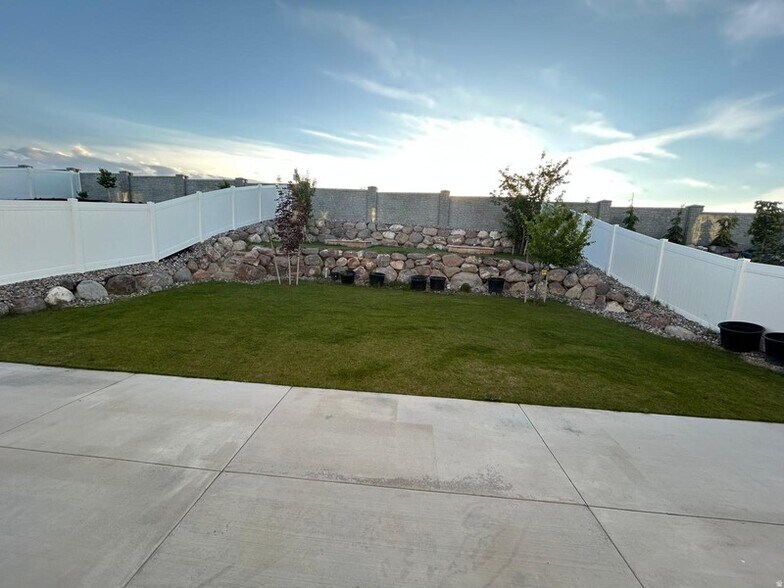 Building Photo - 2613 N Snowberry Dr