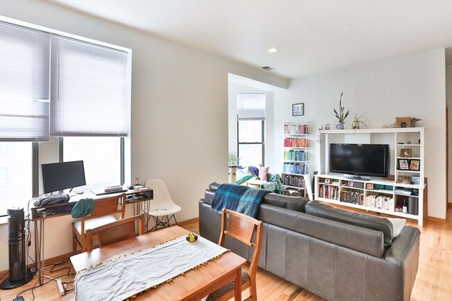 Building Photo - Noble Square Large 2 Bed w/Central Heat & A/C, Only 2 Blocks to the Blue Line, In-Unit Laundry. F...