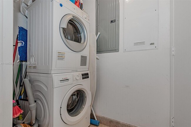 Building Photo - 18911 Collins Ave