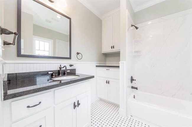 Bath with two full closets - 1517 Eastwood St