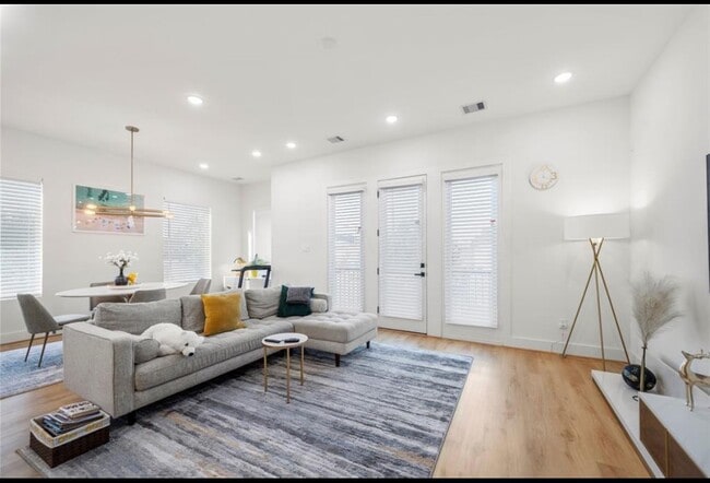 Building Photo - 2902 Rosalie St