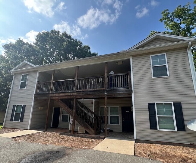 Building Photo - 916 Avon Ave