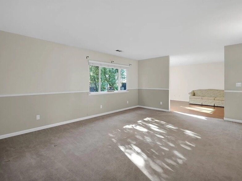 Building Photo - 1085 Chippewa Oak Dr NE