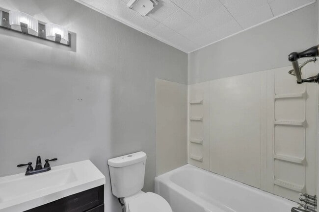 Building Photo - Newly Renovated & Move in ready