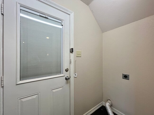 Building Photo - 302 Princess Place
