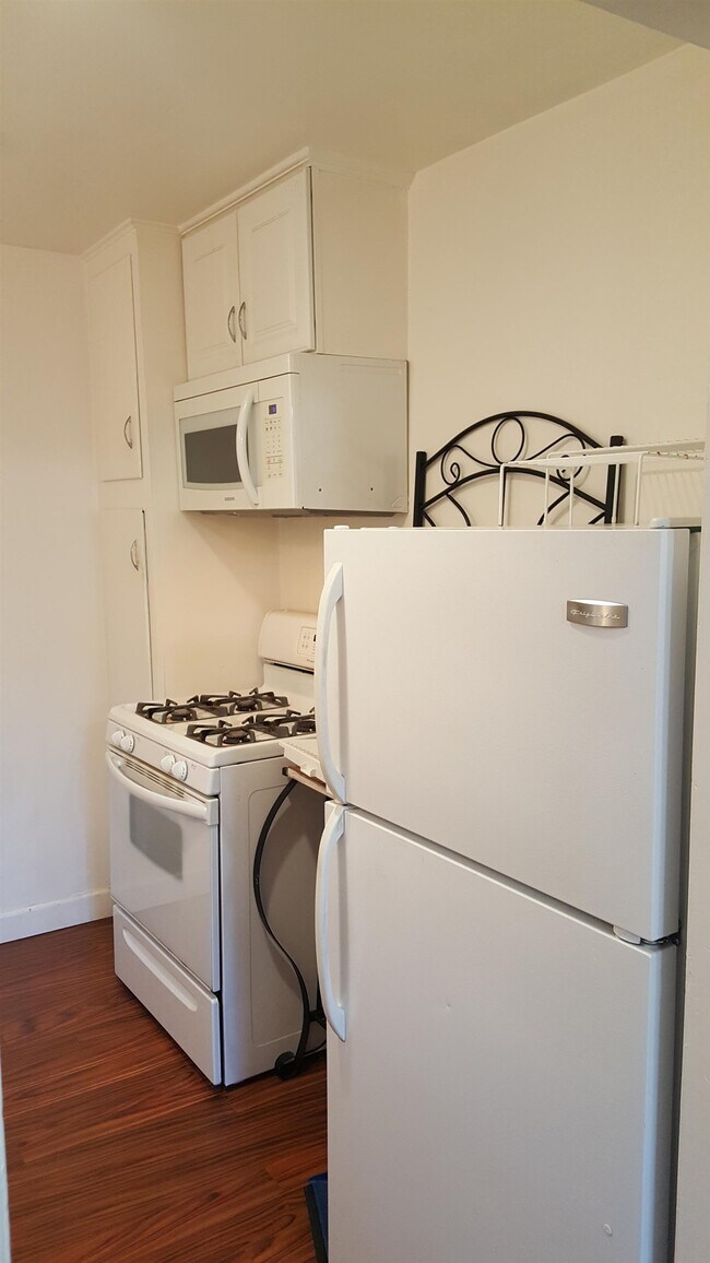 Building Photo - 627 Rose Ave