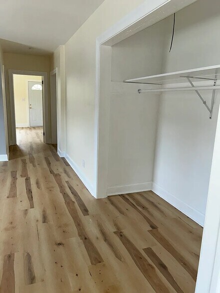 Building Photo - Room in Duplex on Richardson Ave