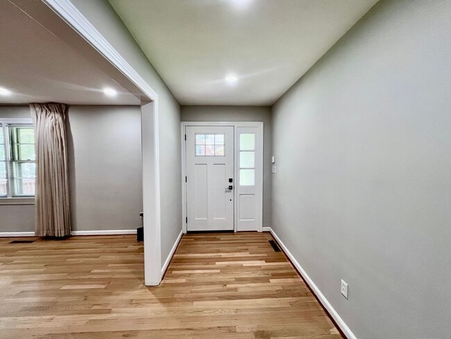 Building Photo - STUNNING home with fully finished BASEMENT!!!