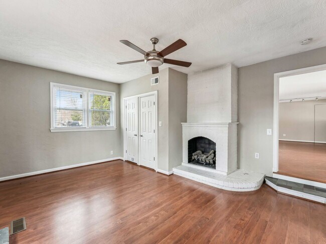 Building Photo - Easy one level living on a 1/3 acre corner lot!