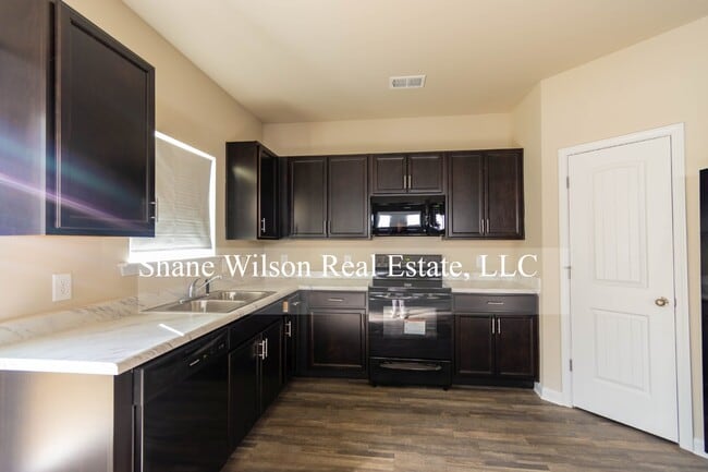 Building Photo - Spacious 3 BR / 2.5 home located near Vall...