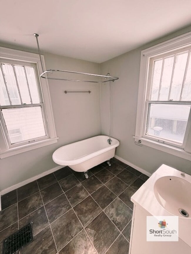 Building Photo - 3 bed 2 bath single family home with a detached 2 stall garage