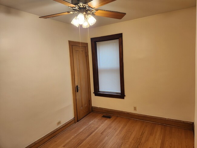 Building Photo - 2336 W Waveland Ave