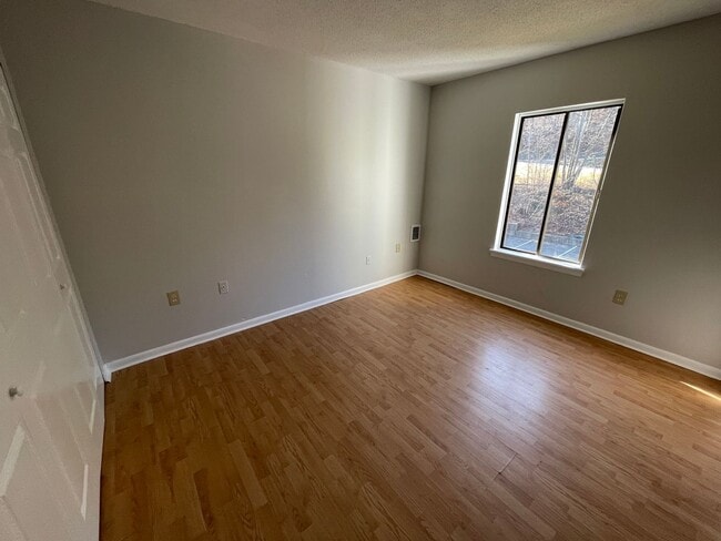 Building Photo - Hamden 2 Bed Condo w/ Dishwasher and Off-S...
