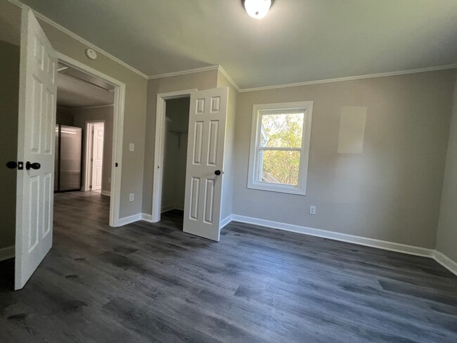 Building Photo - AVAILABLE TO SHOW!!!