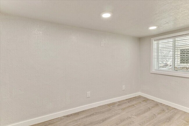 Building Photo - 672 S 200 W