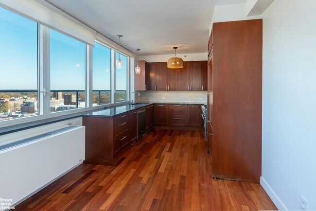 Building Photo - 640 W 237th St