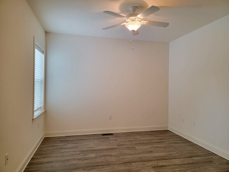 Building Photo - 642 Brentwood Dr