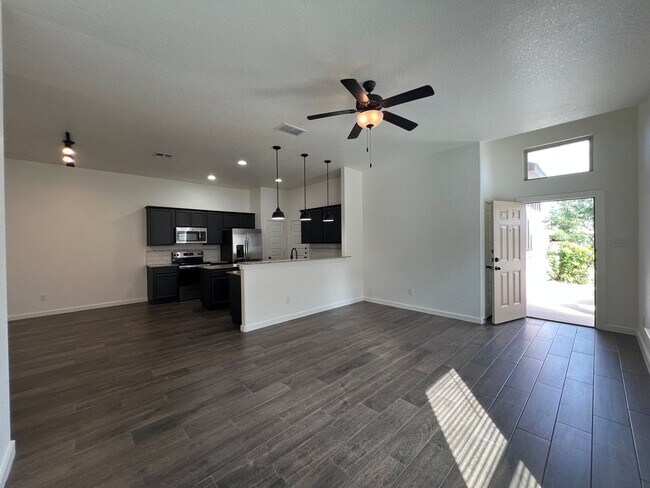 Building Photo - Luxury 3/2 duplex in NBTX