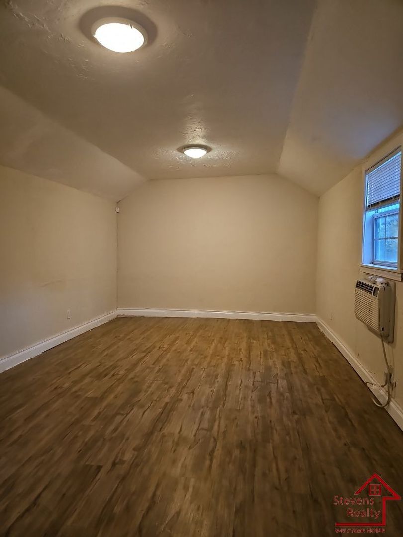 Building Photo - 1609 SW B Ave