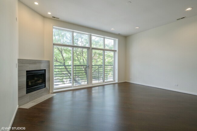 Building Photo - 1872 N Damen Ave