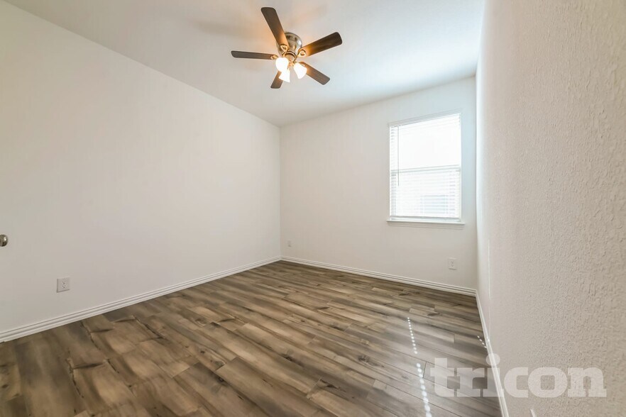 Building Photo - 5416 Montrose Dr