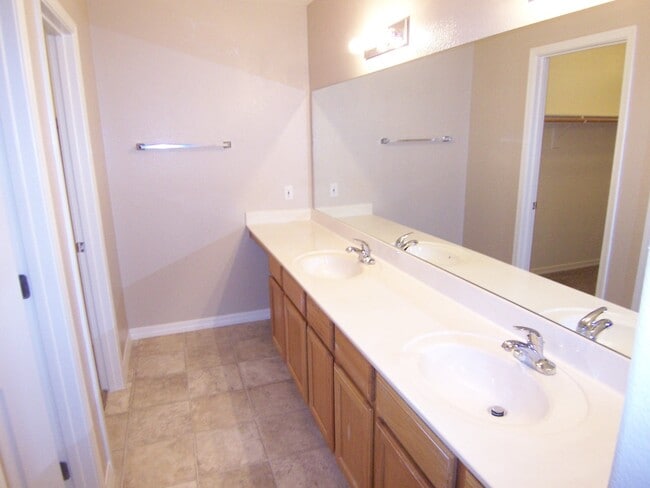 Building Photo - 1406 W Emerald Ave