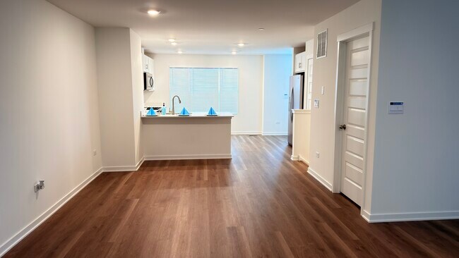 Building Photo - 435 Lakeshore Ct