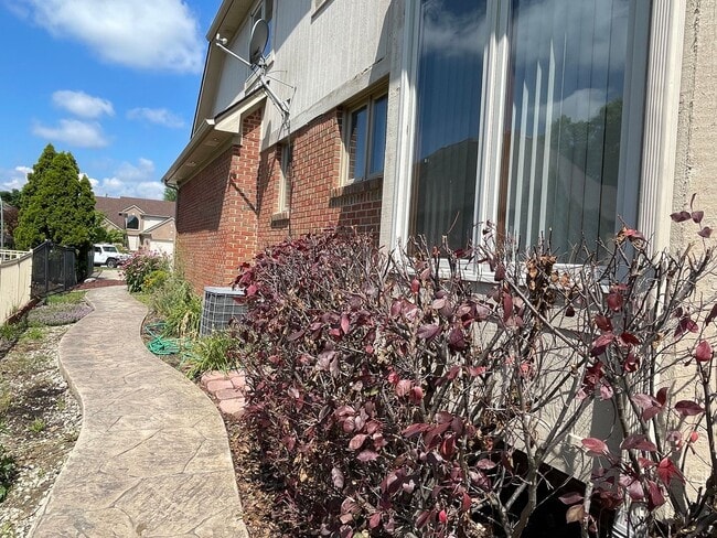 Building Photo - Clinton Twp Home-4-Bedroom, 2.5 Baths, Lau...