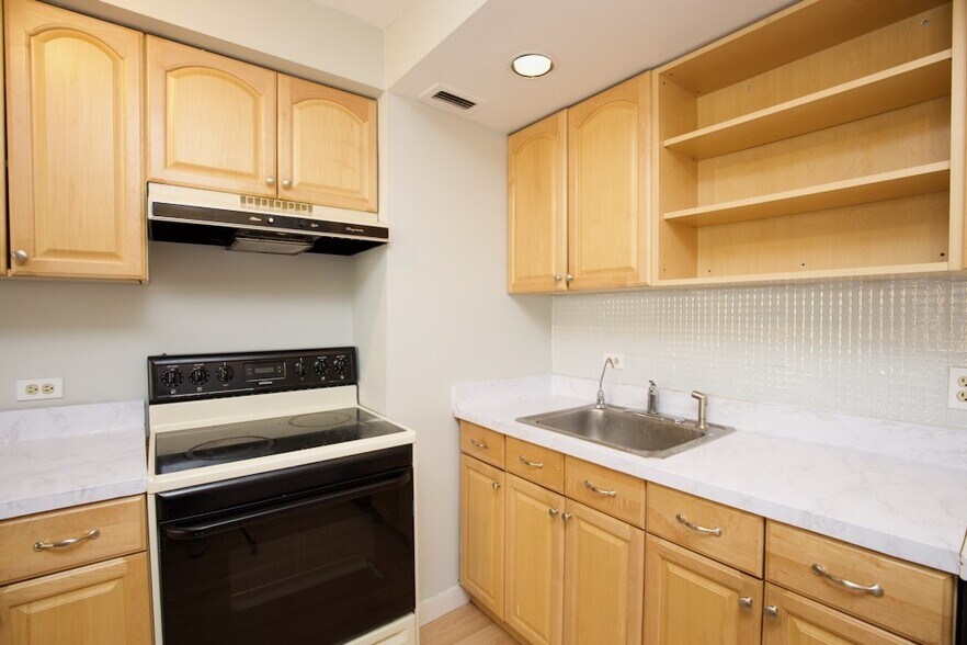 Building Photo - 428 W Wellington Ave