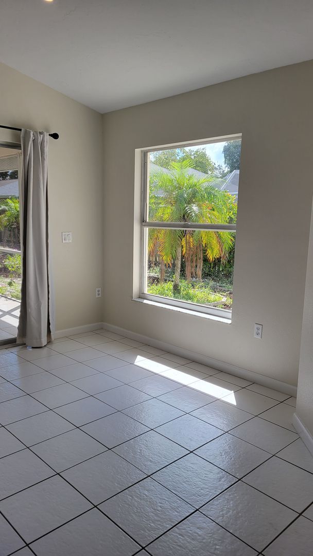 Building Photo - PENDING LEASE-Annual unfurnished 4/2 SFH i...