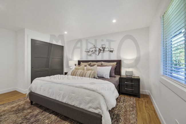 Building Photo - Spacious South Hill Home