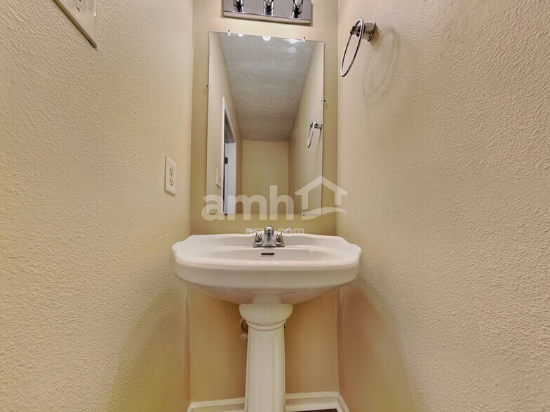 Building Photo - 1939 Dutch Elm Dr