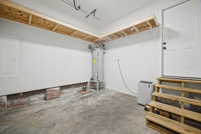 Building Photo - 6048 River Rd
