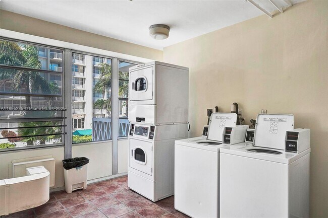 Building Photo - 1430 Brickell Bay Dr