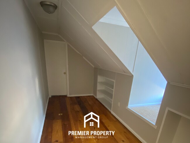 Building Photo - Spacious 4BR/2BA Memphis Home with Den, Fireplace & 2-Car Garage