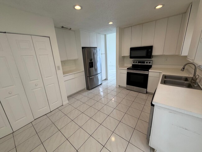 Building Photo - 3780 Amalfi Dr