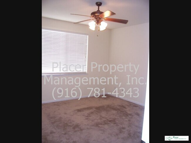 Building Photo - Available now.   Beautiful 3 Bdrm+den, Gra...