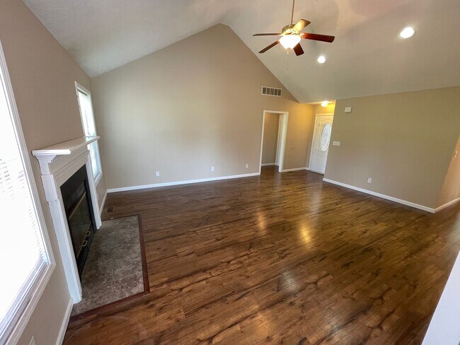 Building Photo - Fantastic Home in Shelbyville!