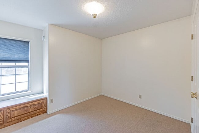 Building Photo - **Charming 3-Bed, 2.5-Bath Home in Idaho F...