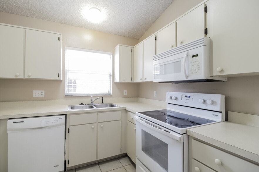 Building Photo - 2230 Justin Ave