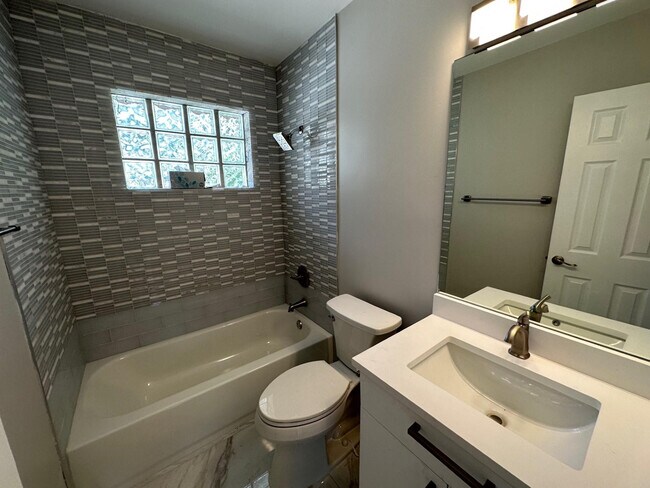 Building Photo - 765 E Dayton Cir