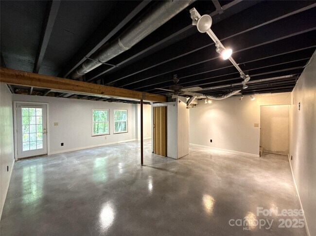 Building Photo - 6616 Wannamaker Ln
