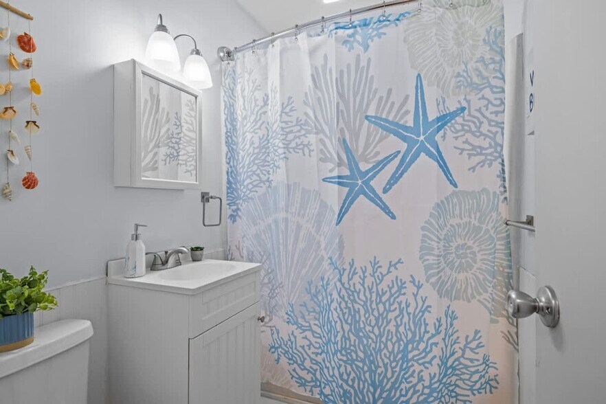 Building Photo - 1427 W Ocean View Ave