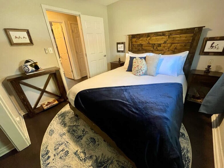 Building Photo - 104 SE 12th St