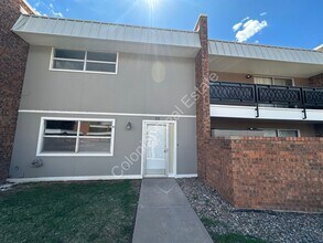 Building Photo - Gorgeous Multi-story Townhouse with Washer...